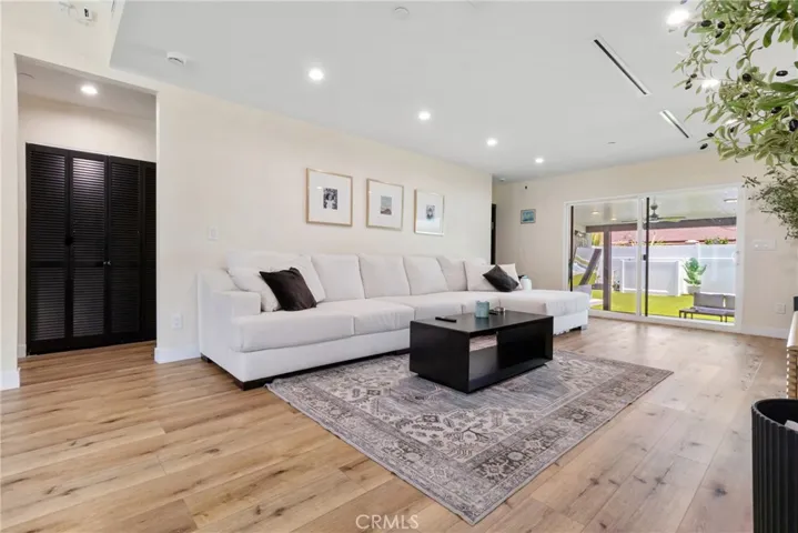 6952 Cozycroft Avenue, Winnetka, California 91306