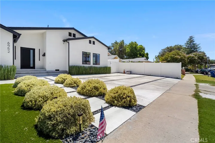 6952 Cozycroft Avenue, Winnetka, California 91306