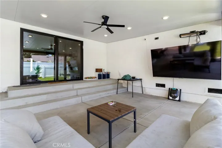 6952 Cozycroft Avenue, Winnetka, California 91306