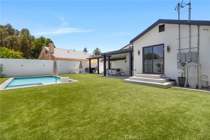 6952 Cozycroft Avenue, Winnetka, California 91306