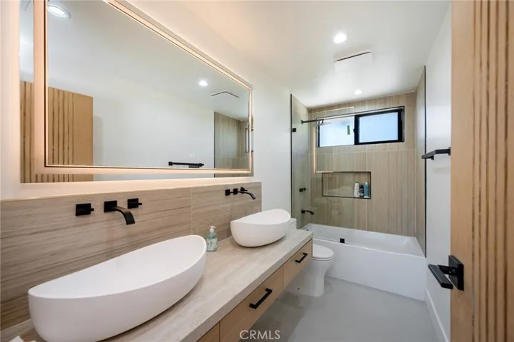 13562 Addison Street, Sherman Oaks, California 91423