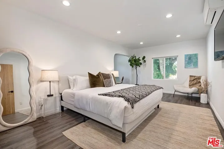2616 W 73rd Street, Los Angeles, California 90043