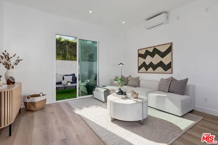 2616 W 73rd Street, Los Angeles, California 90043