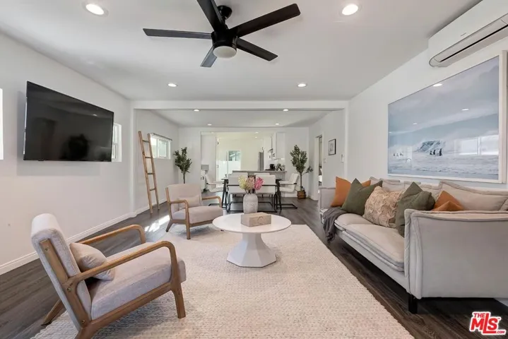 2616 W 73rd Street, Los Angeles, California 90043