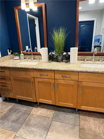 upper floor-bathroom 3