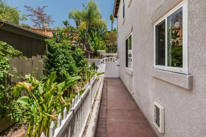 3048 Via Romaza, Carlsbad, California 92009