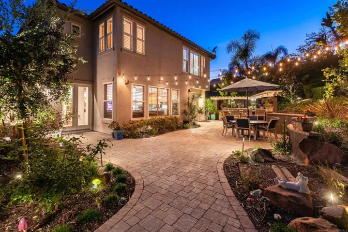 3048 Via Romaza, Carlsbad, California 92009