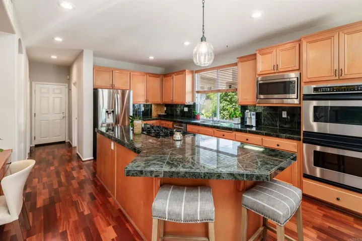 3048 Via Romaza, Carlsbad, California 92009