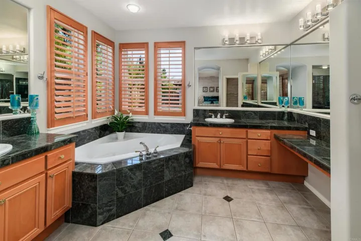 3048 Via Romaza, Carlsbad, California 92009