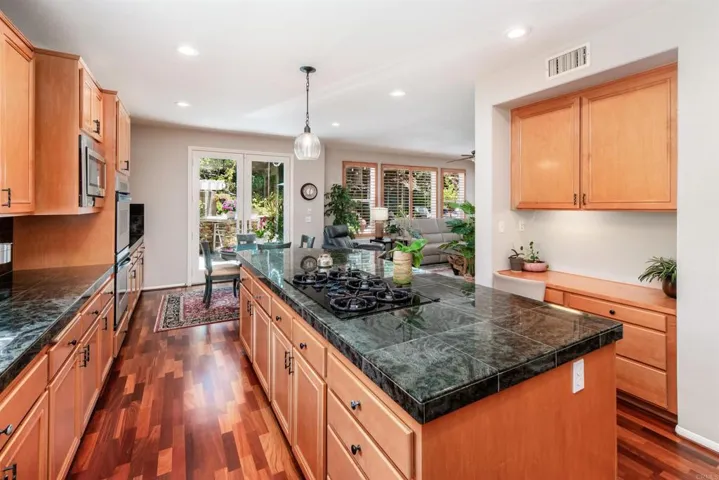 3048 Via Romaza, Carlsbad, California 92009
