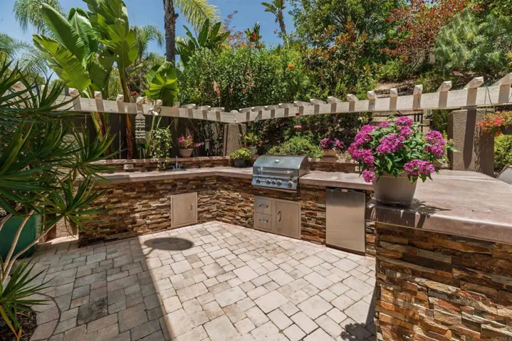 3048 Via Romaza, Carlsbad, California 92009