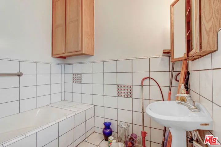 227 W 52nd Street, Los Angeles, California 90037