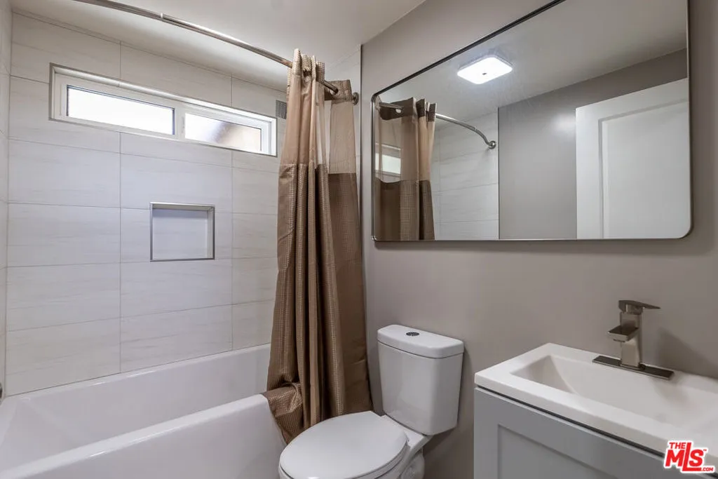 Main House 2nd Bathroom