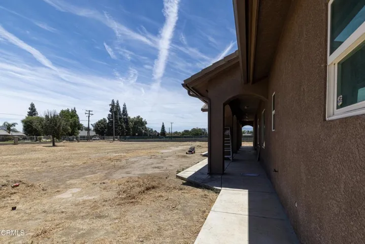 44_side_exterior