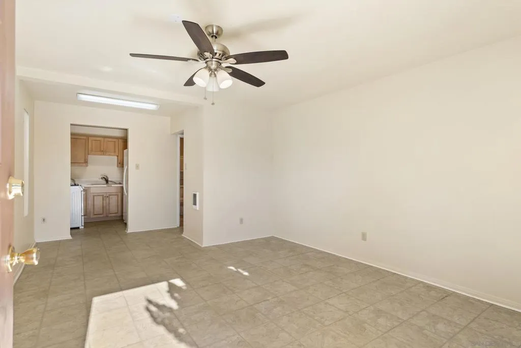 Unit 2.5 Living room / bedroom