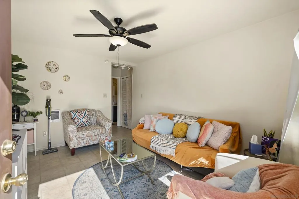 Unit 2 1 BD / 1 BA / 511 SF