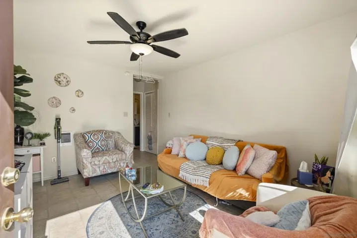 Unit 2 1 BD / 1 BA / 511 SF