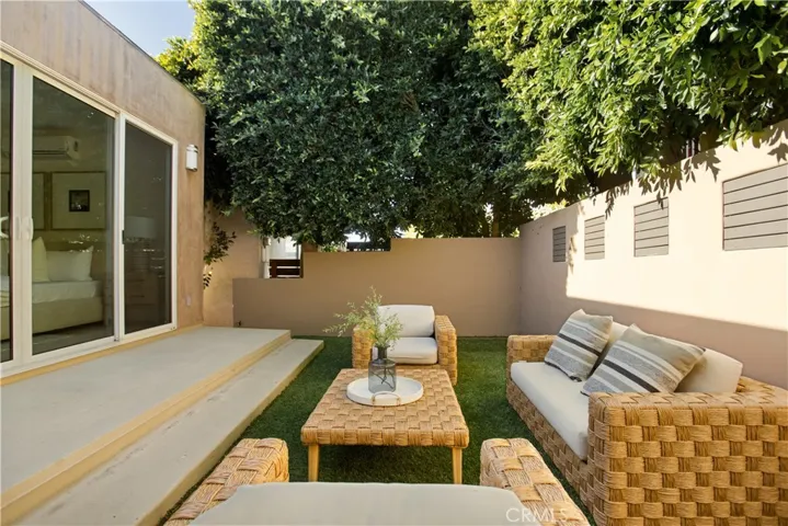 928 Quivera Street, Laguna Beach, California 92651