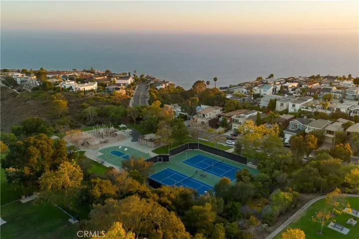 928 Quivera Street, Laguna Beach, California 92651