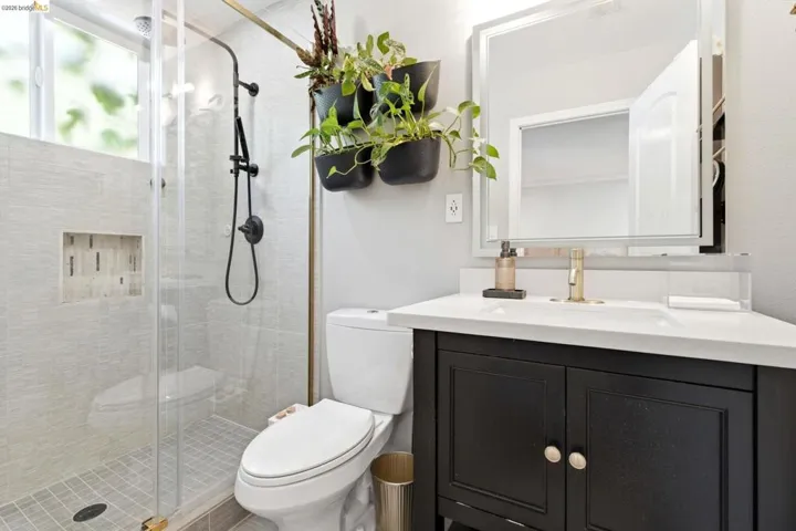 En Suite Bathroom featuring a glass-enclosed shower with subway tile surround and a tiled shower niche