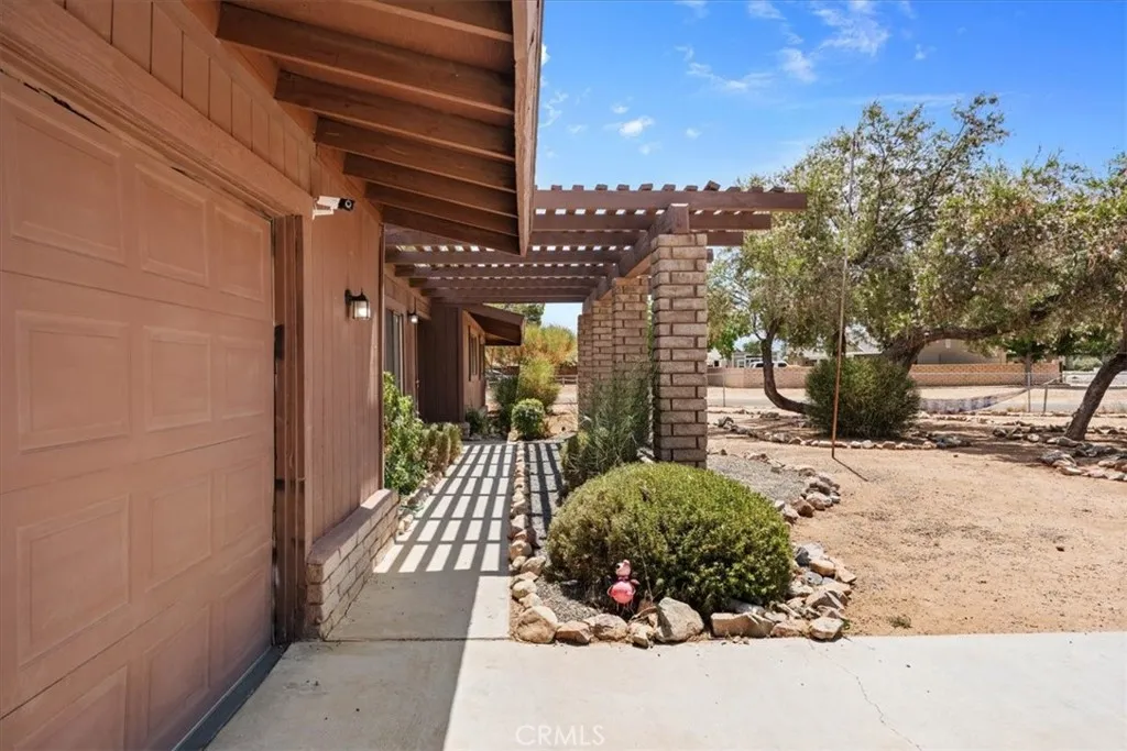 Front Patio​​‌​​​​‌​​‌‌​​‌​​​‌‌​​​‌​​‌‌​​‌‌​​‌‌​​​​ walkway