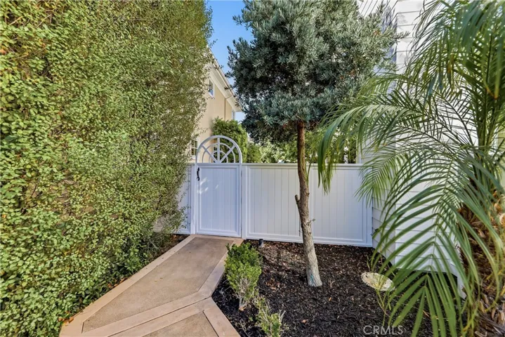 Side gate to side patio