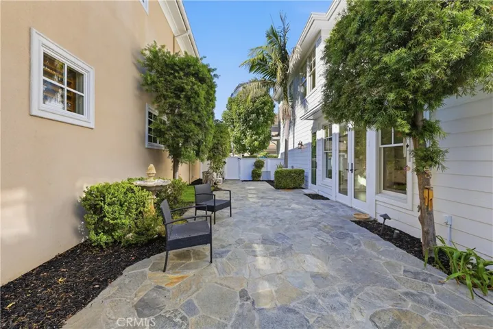 'large side patio
