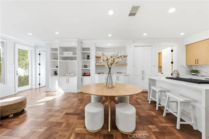 Breakfast eating area in kitchen and family room