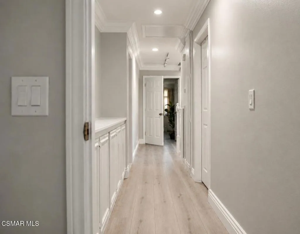 Listing on Babbitt pic of upstairs hallw