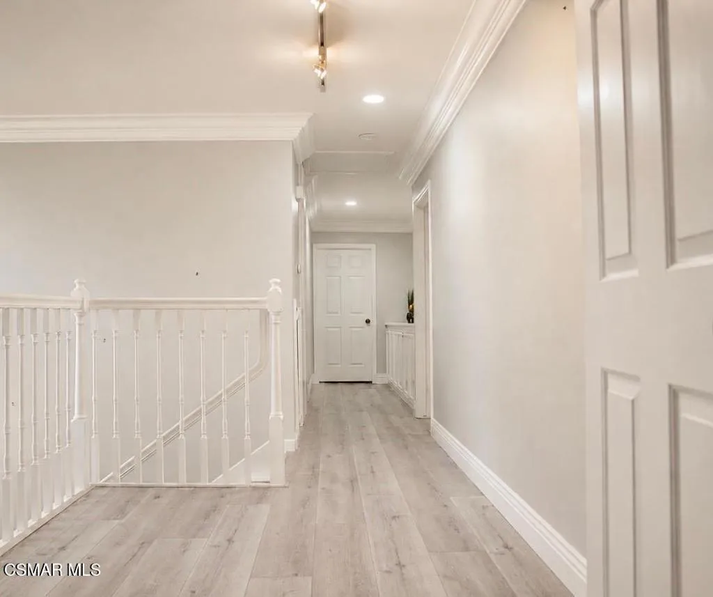 Listing on Babbitt pic of upstairs hallw