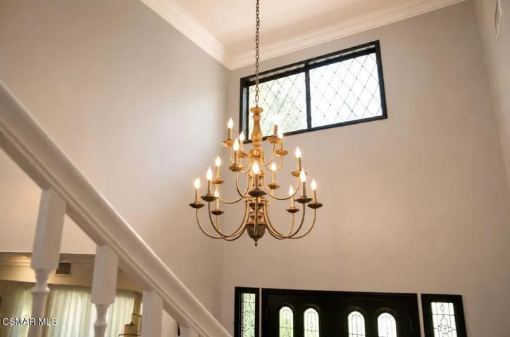 Listing on Babbitt pic of chandelier