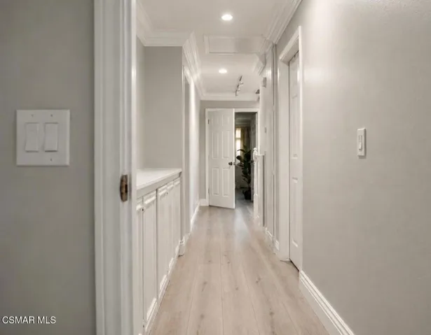Listing on Babbitt pic of upstairs hallw