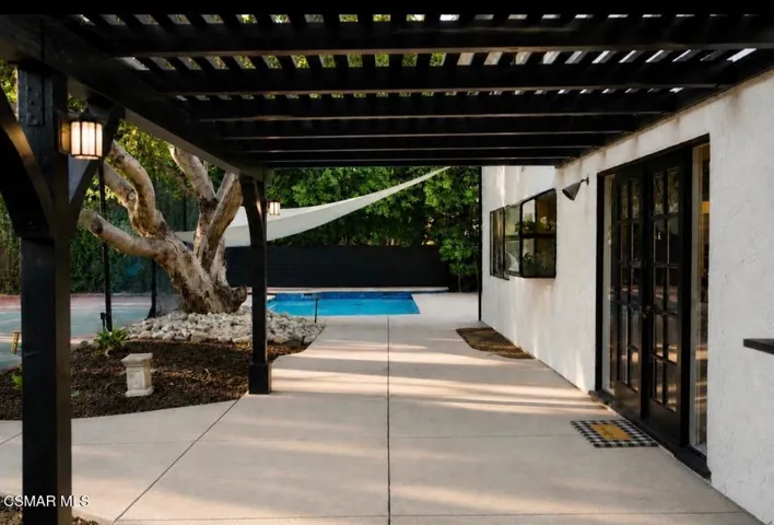 Listing on Babbitt pic of patio