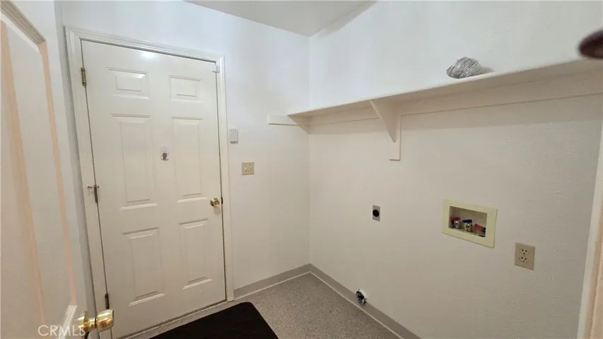 laundry room & door to garagage