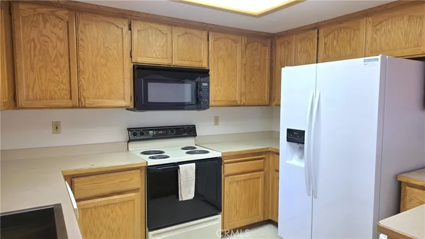 oak cabinets provide lots of storage space