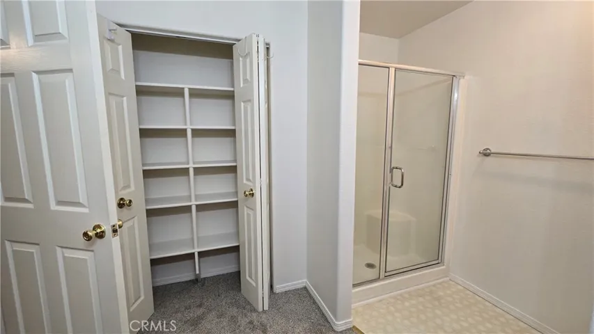 walk-in shower w/seat