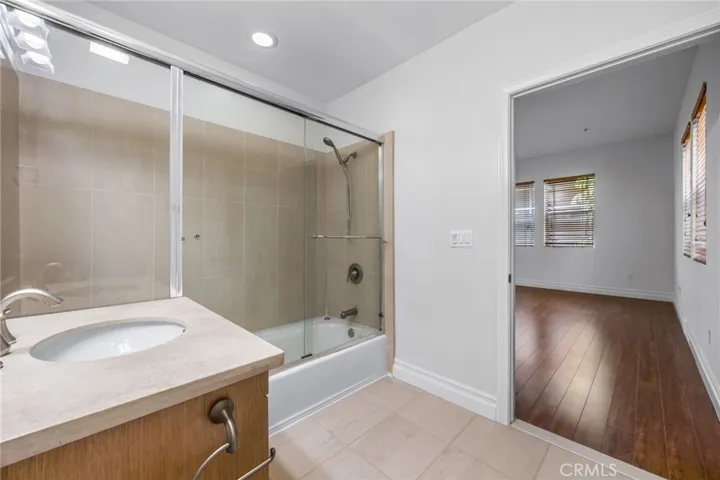 917 S New Hampshire 215, Los Angeles, California 90006