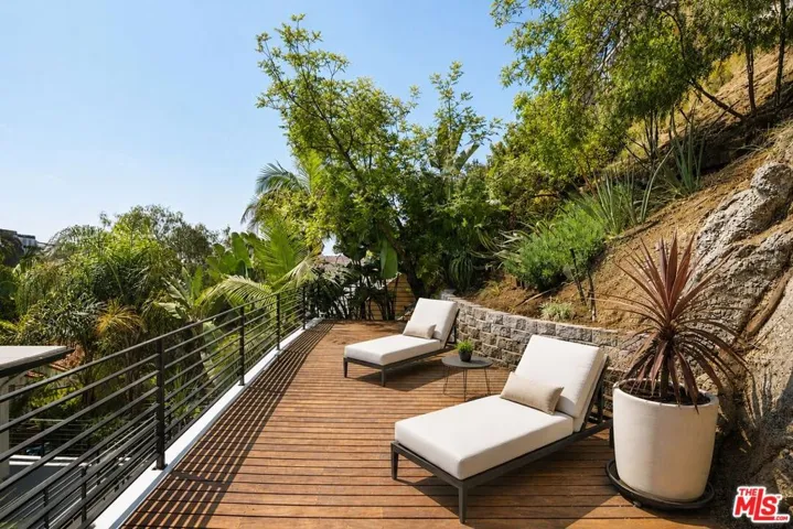 1716 Queens Court, Los Angeles, California 90069