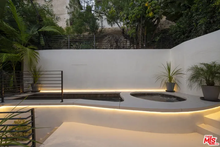1716 Queens Court, Los Angeles, California 90069