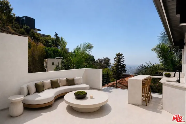 1716 Queens Court, Los Angeles, California 90069