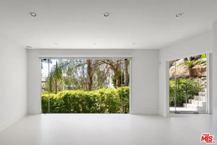 1716 Queens Court, Los Angeles, California 90069