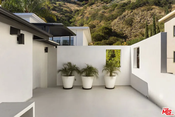 1716 Queens Court, Los Angeles, California 90069