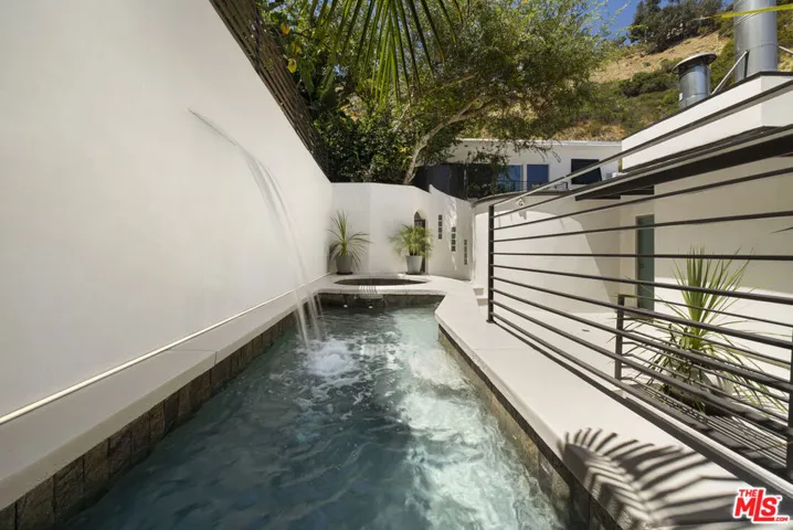 1716 Queens Court, Los Angeles, California 90069