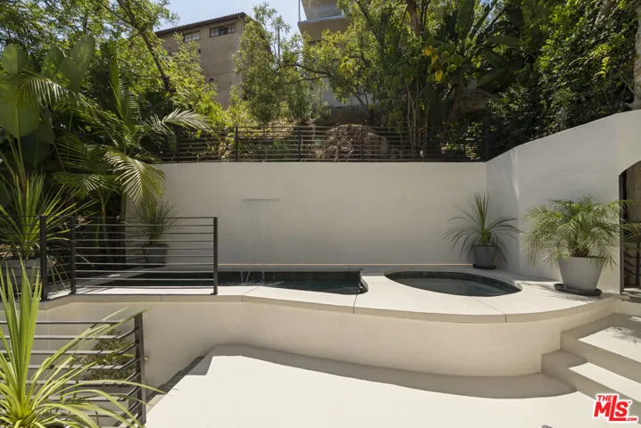 1716 Queens Court, Los Angeles, California 90069