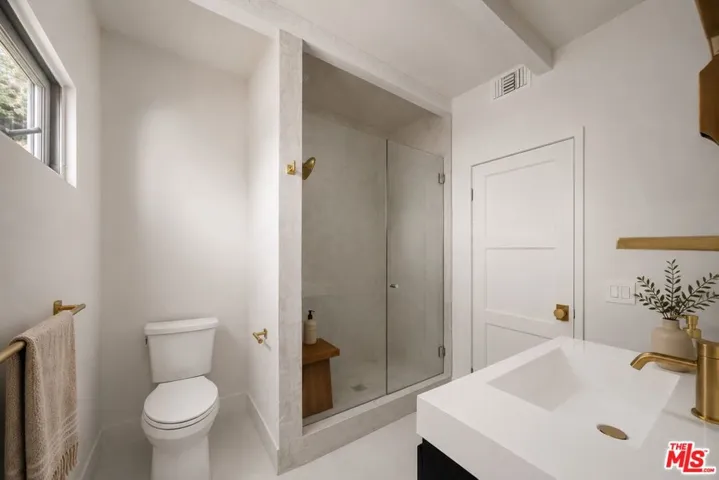 1716 Queens Court, Los Angeles, California 90069