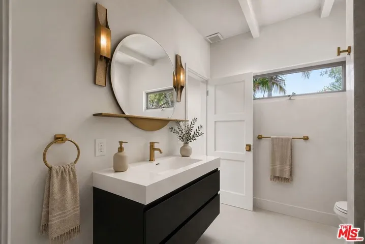 1716 Queens Court, Los Angeles, California 90069