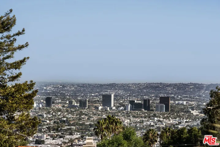 1716 Queens Court, Los Angeles, California 90069