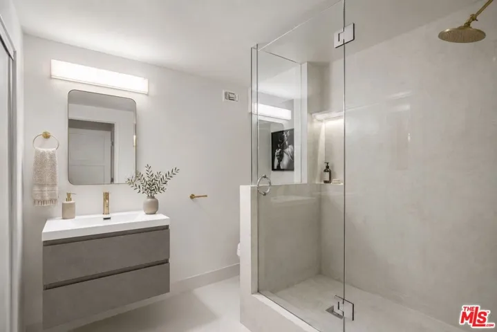 1716 Queens Court, Los Angeles, California 90069