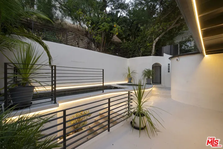 1716 Queens Court, Los Angeles, California 90069