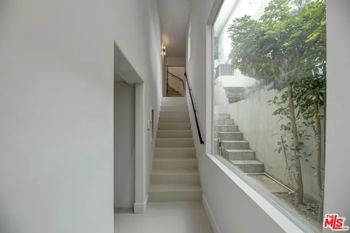 1716 Queens Court, Los Angeles, California 90069